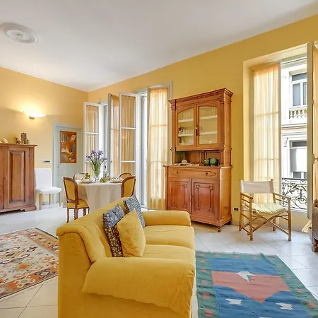 The Menton Townhouse With Balcony - Happy Rentals
